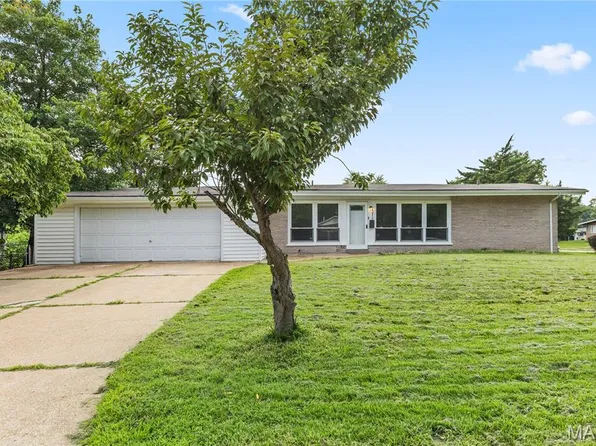 1870 Flicker Dr, Florissant, MO 63031