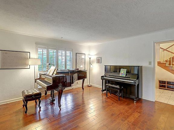3rd image of 325 Cape Aron Dr