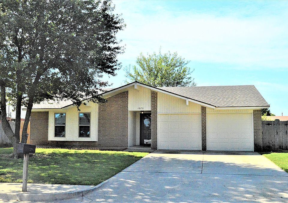 1st image of 1070 Squire Mansion