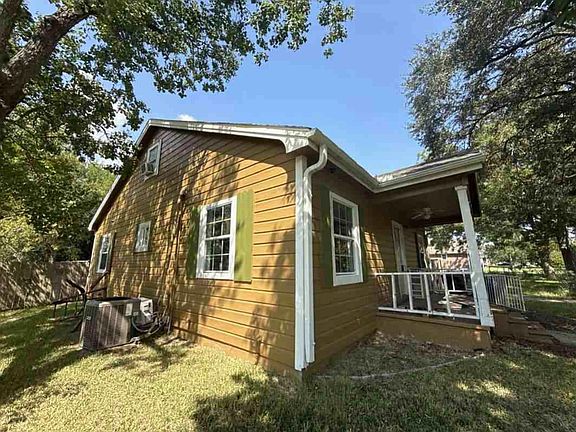 3rd image of 113 N Pecan Dr