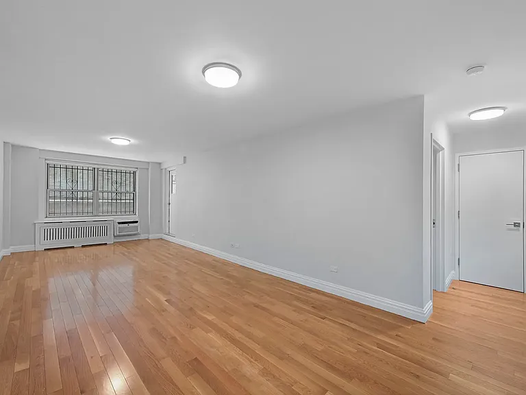 210 W 89th St #1D — Photo 4