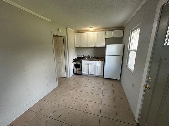 3rd image of 1628 Sue Dr APT A