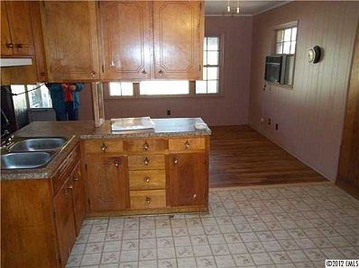 2nd image of 901 Furman St