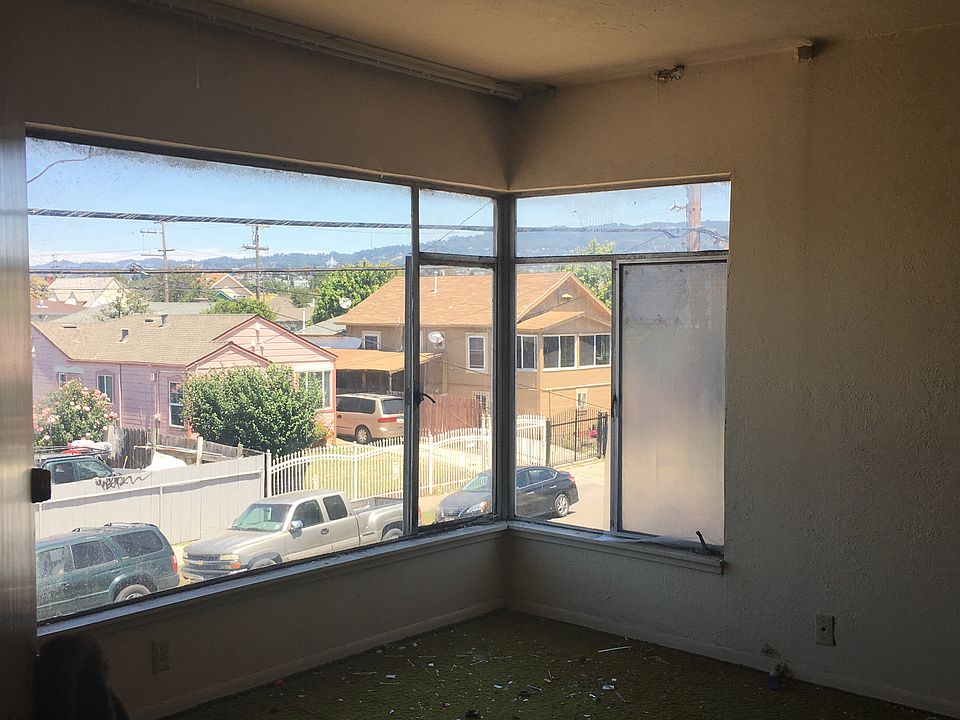 1 of 6 Bedrooms (4 in unit1)