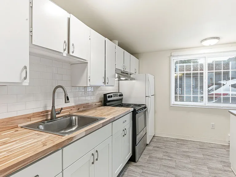 100 W Olympic Pl — Photo 31