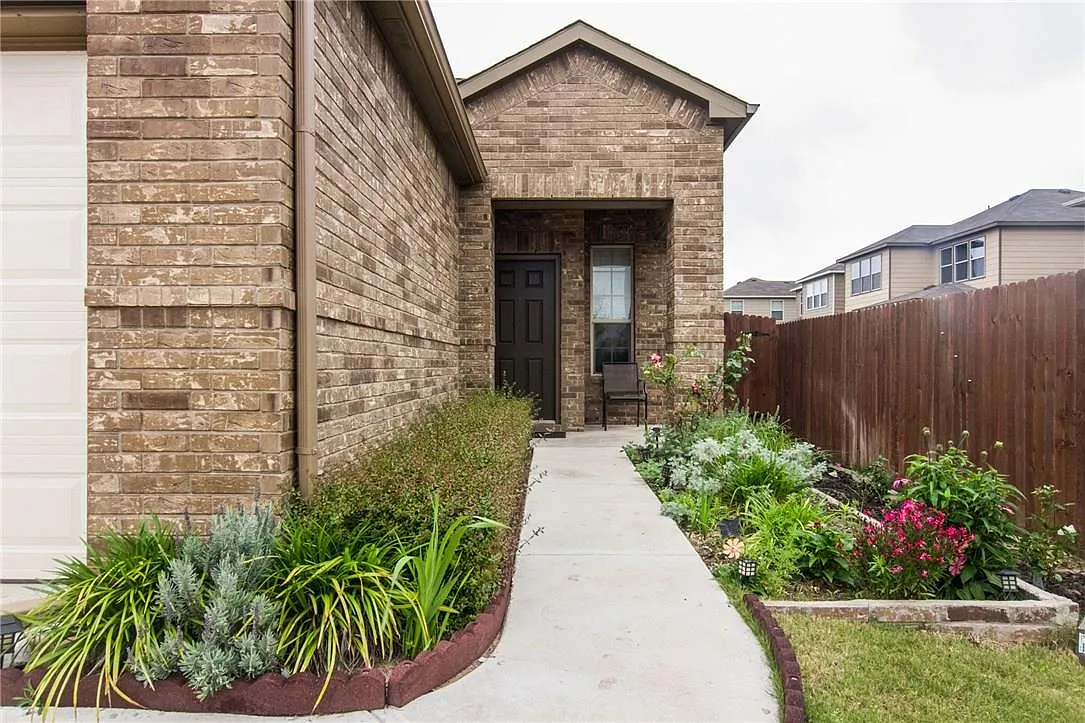 3 bed, 2.5 bath, 1975 sqft, $2,300 — Photo 4