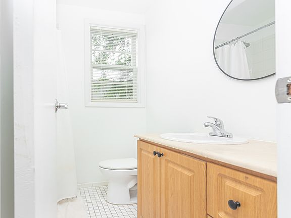 5th image of 300 Sunset Dr APT 1