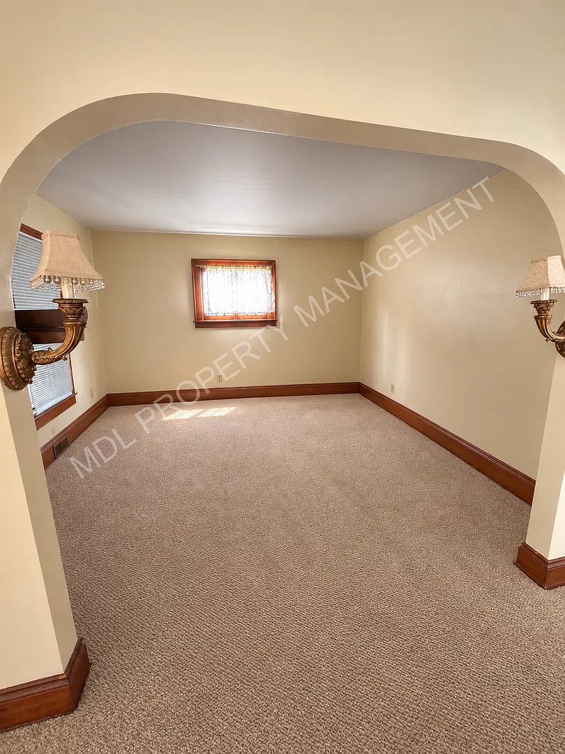 Spacious on 18th St — Photo 2