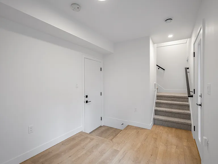 1959 165a St #9 — Photo 6