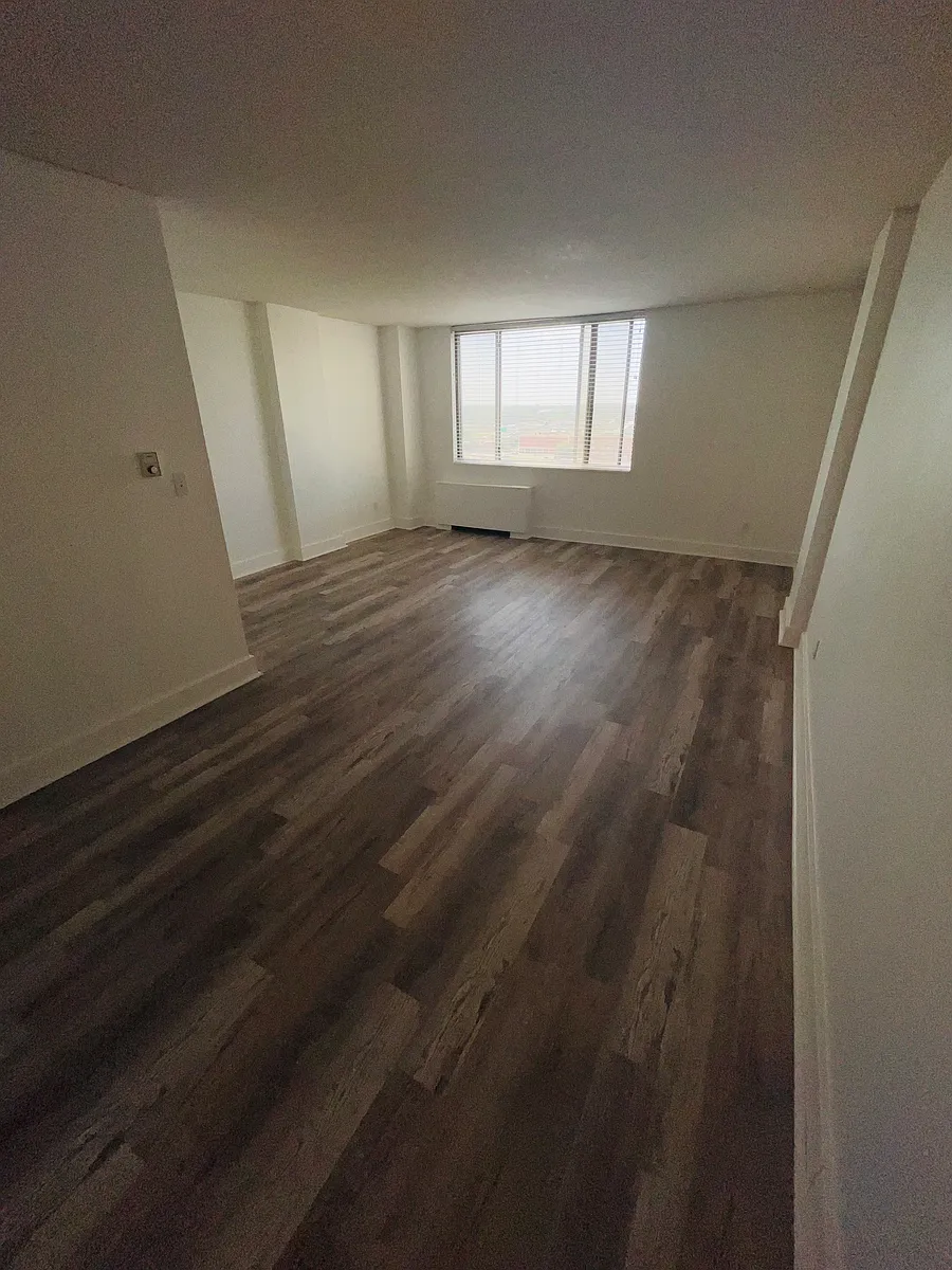 Building Photo - 600 E 8th St #11L