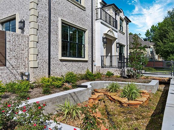 5th image of 550 Lupin St