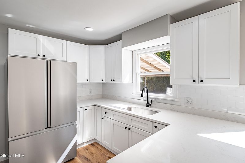 5th image of 928 Third Avenue
