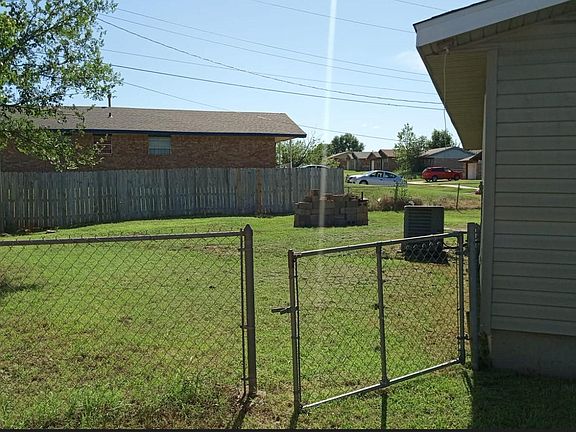 2nd image of 1001 SW 46th St