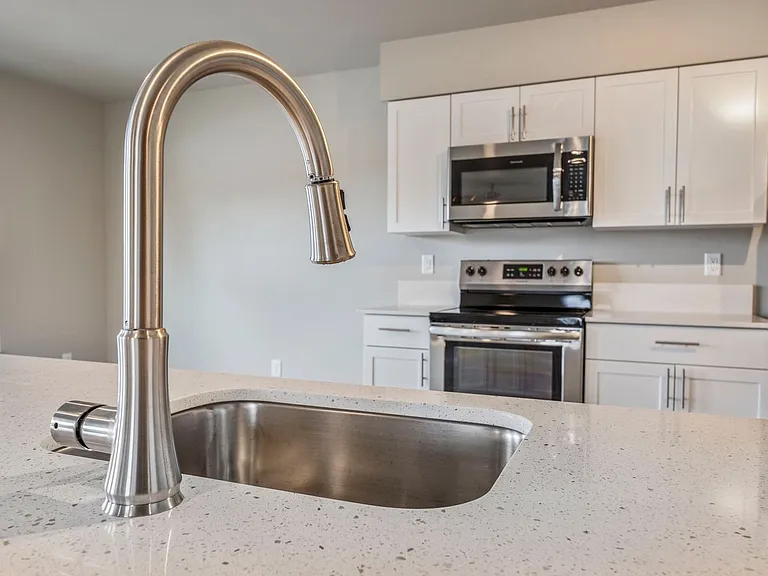 Leasing Special: $500 off 1 Month's Rent plus $1000 Standard Security Deposit! — Photo 16