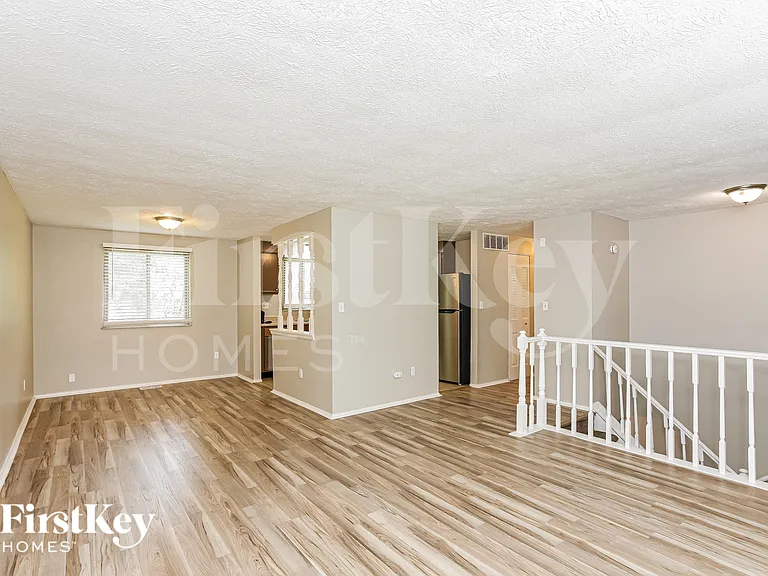 910 Woodlark Dr — Photo 5