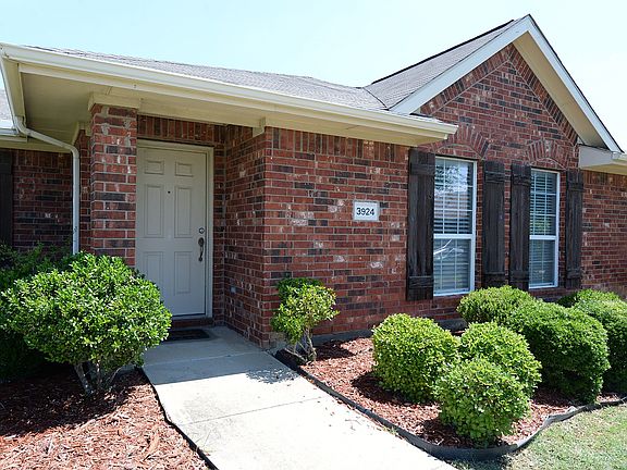 2nd image of 3924 Palace Pl