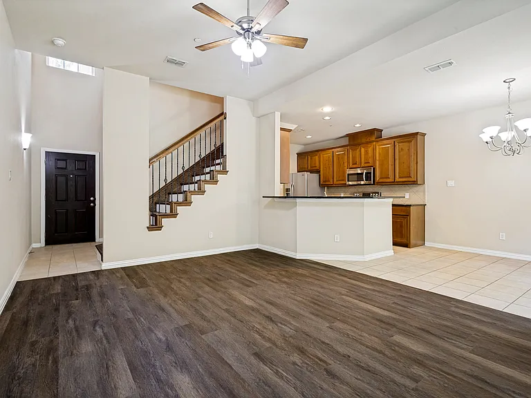 241 Barrington Ln — Photo 4