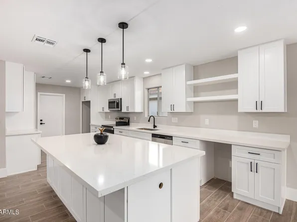 26618 S NEW TOWN Drive, Sun Lakes, AZ 85248
