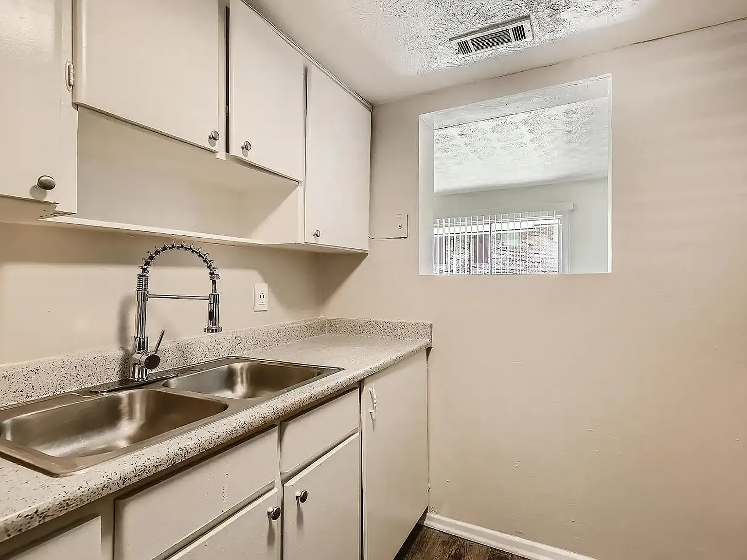 Lake Park Colonial Apartments — Photo 3