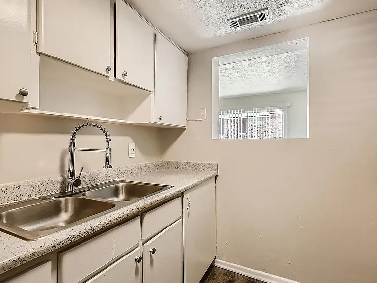 Lake Park Colonial Apartments — Photo 3