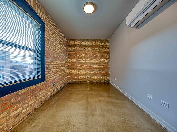 3rd image of 1622 N California Ave #201