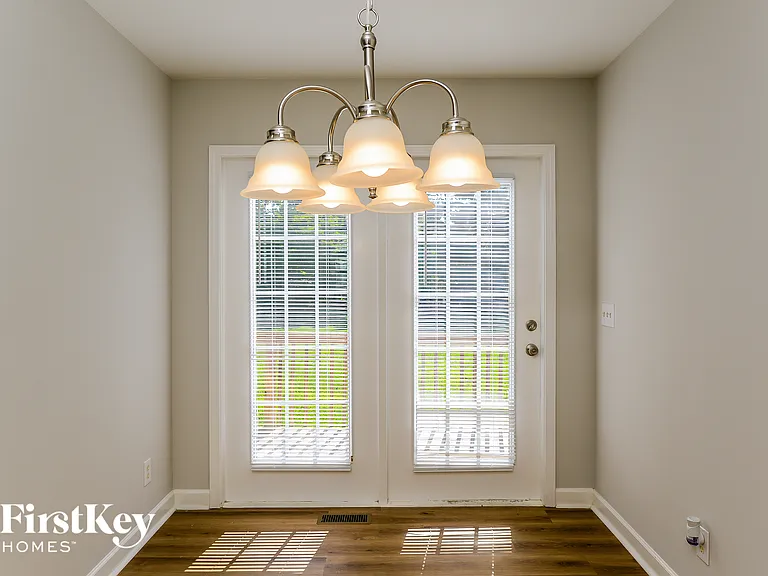 1259 Vincent Dr — Photo 5