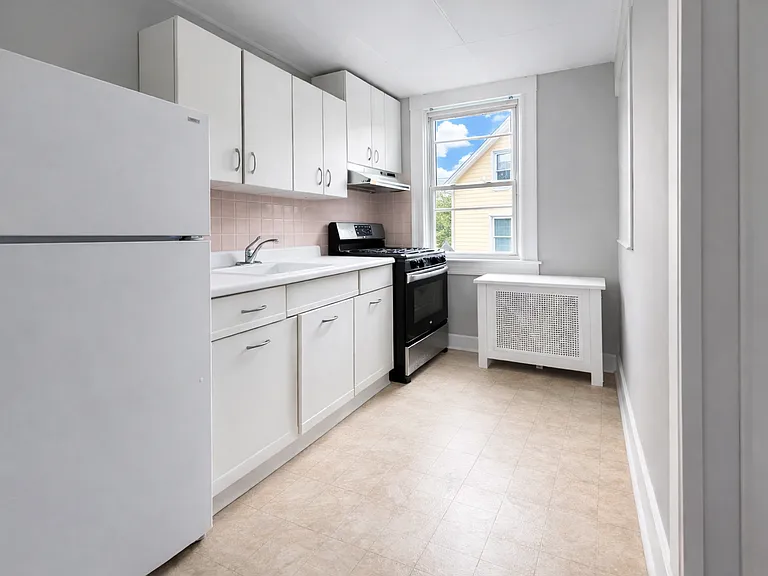 2604 Hamilton Ave — Photo 2