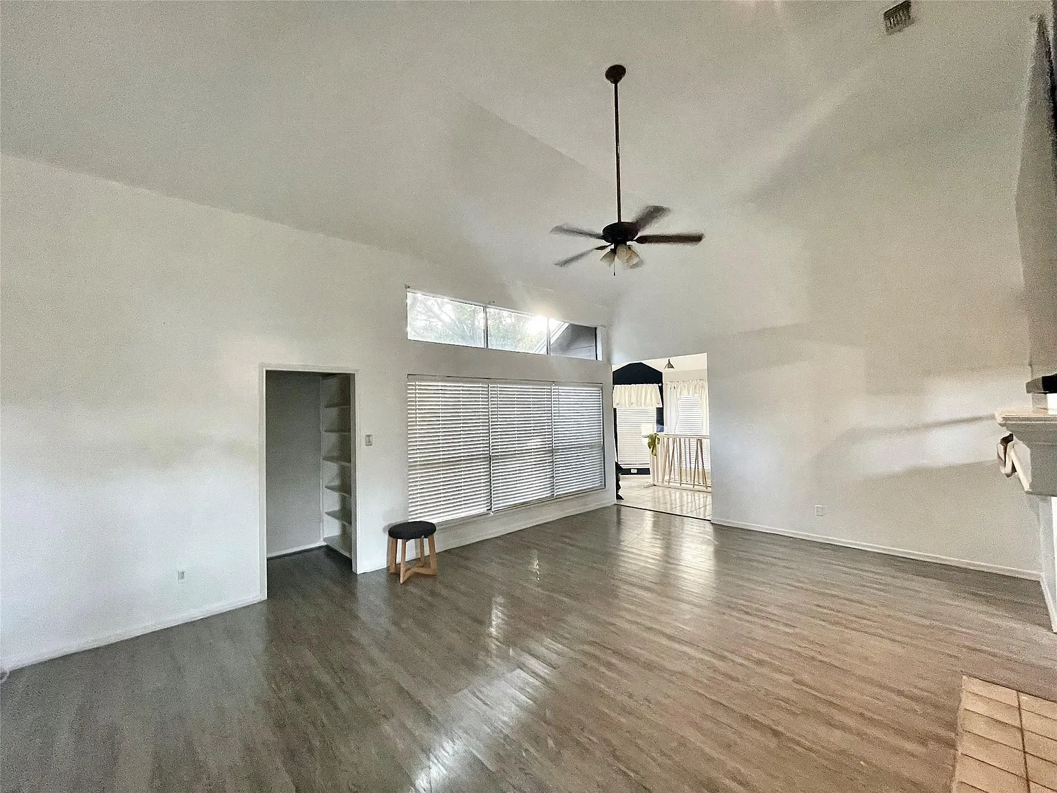 3 bed, 4.0 bath, 2050 sqft, $2,300 — Photo 2