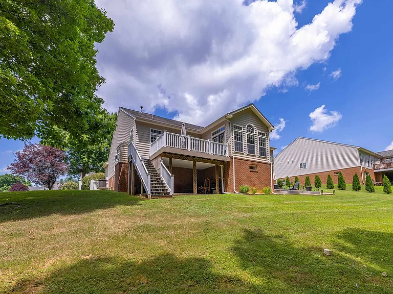 137 Whispering Woods Pl — Photo 8