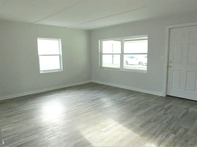 125 E King St — Photo 3