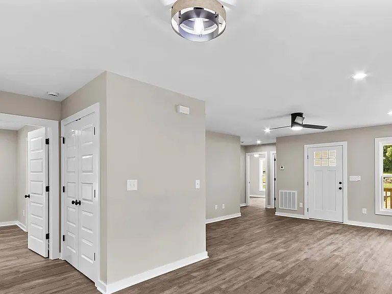 620 W Bell St — Photo 10