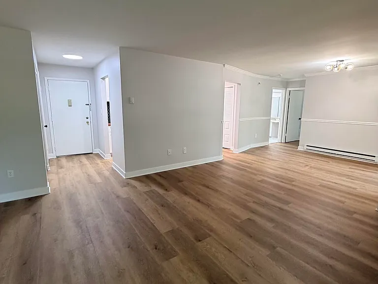 147 Amberly Dr #H — Photo 4