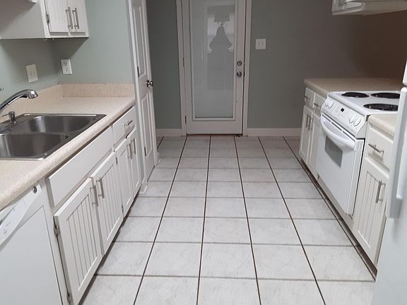 3rd image of 906 Cloverdale Ct