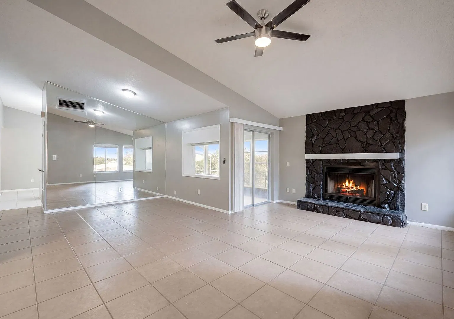 Freshly painted, spacious, 3bdm/2ba home with fireplace and laminate flooring throughout. — Photo 2