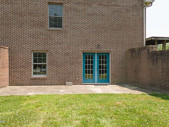3rd image of 2631 Woodlawn Rd