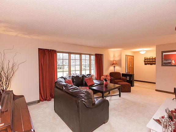 2nd image of 2434 Hawthorne Dr