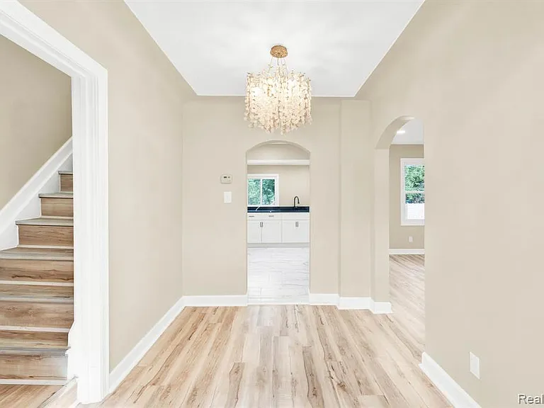 23248 Helen St — Photo 8