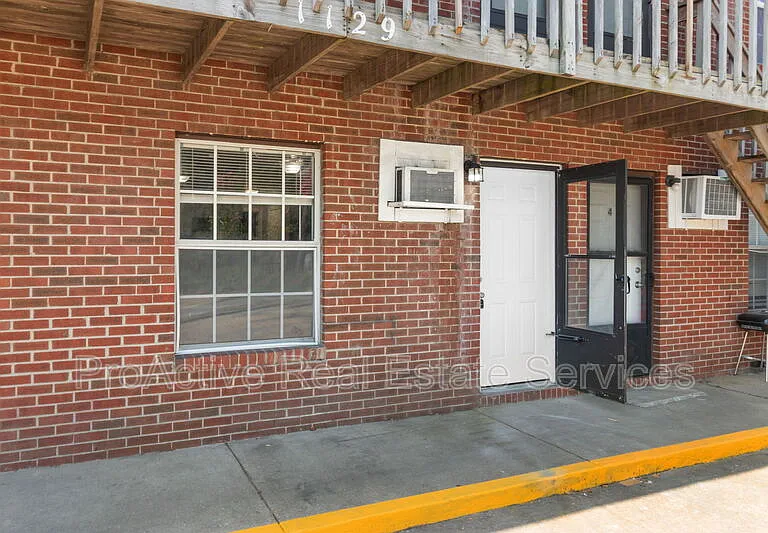 1129 Green St #8 — Photo 4