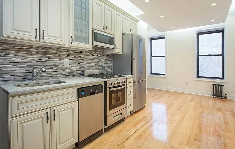 411 E 6th St #5B — Photo 1