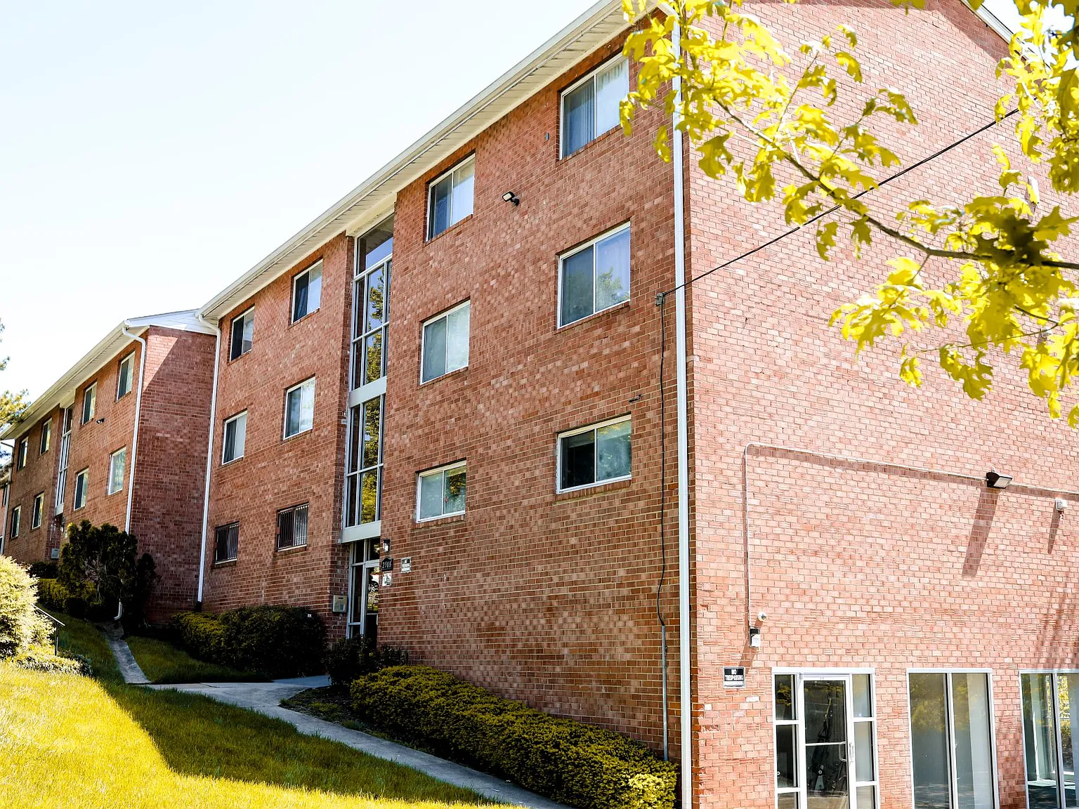 2 bed, 1010 sqft, $1,890 — Photo 2