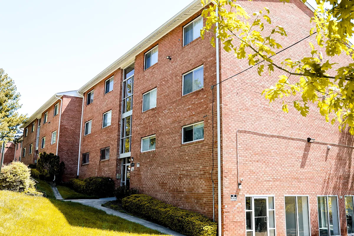 Building Photo - 2500 Markham Ln #6
