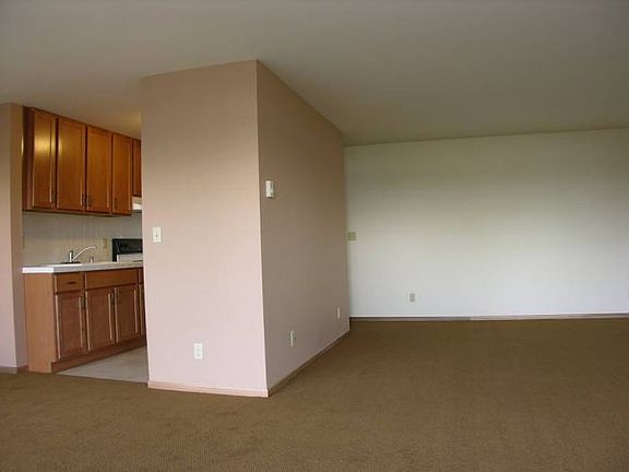 3rd image of 684 W Olympic Pl APT 6