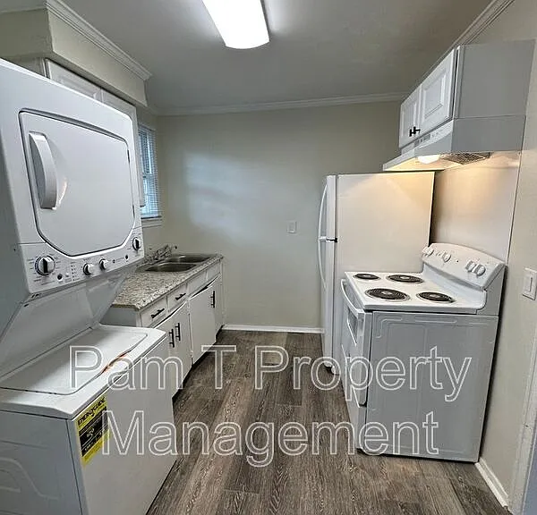 1130 E 53rd St — Photo 2
