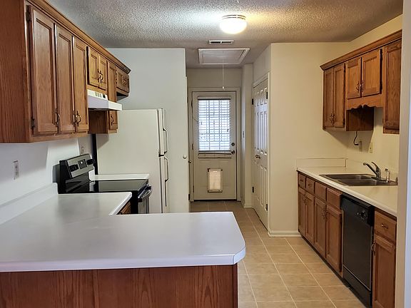 4th image of 807 Pecan Gardens Cir E