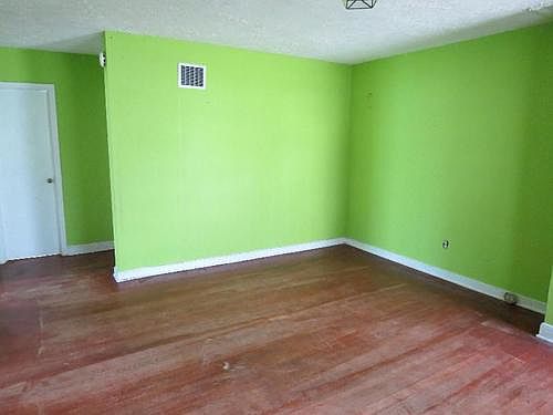 4th image of 203 Oak Glen St