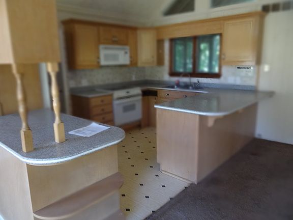 5th image of 143 Wenger Ln