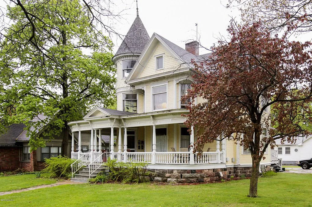 223 N Kalamazoo Ave — Photo 1