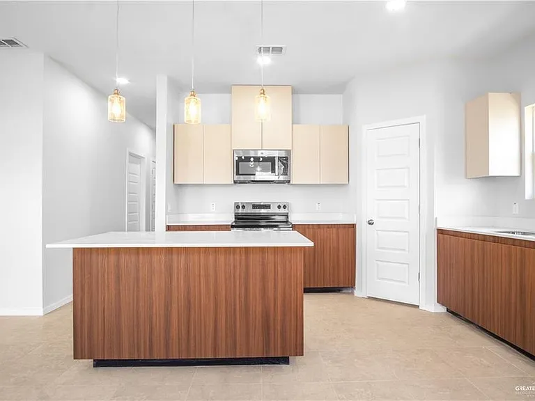 708 N Alexandrite Ave #3 — Photo 2