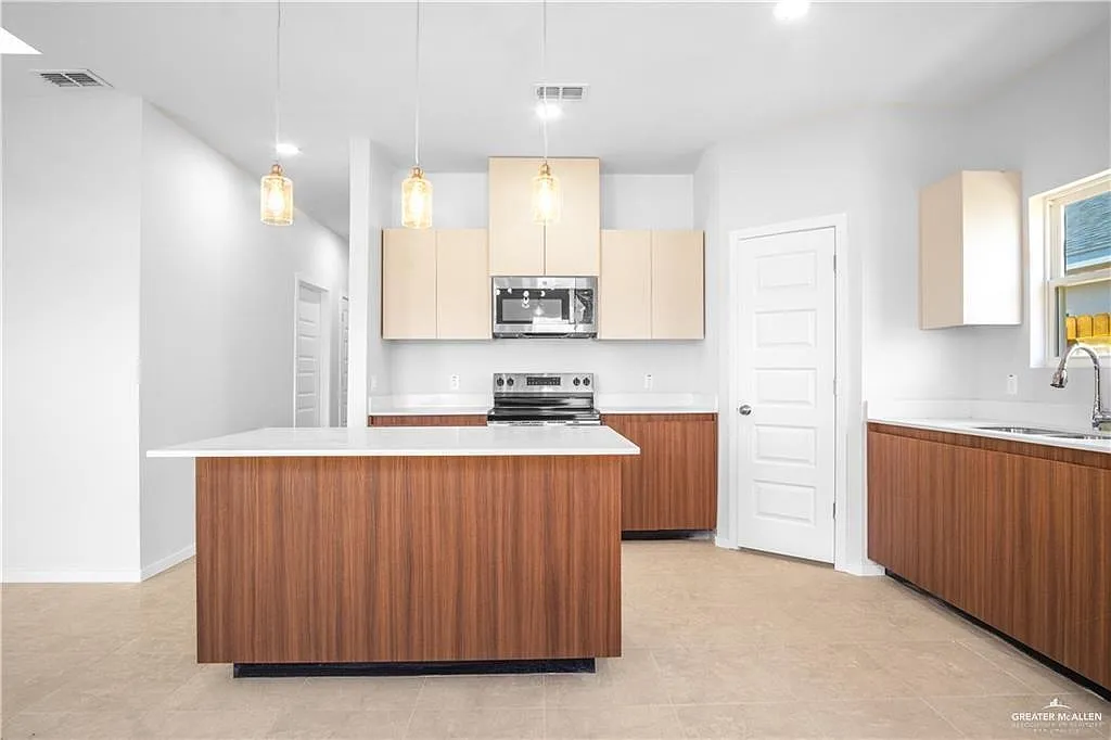 Building Photo - 708 N Alexandrite Ave #3