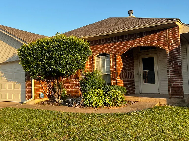 2021 Cedar Meadow Ln — Photo 2
